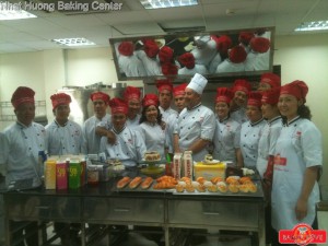 HỌC LÀM BÁNH Ở TP.HCM 3 Đội ngũ giáo viên kỹ thuật dạy làm bánh