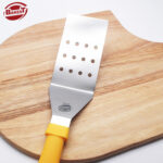 Xẻng Xúc Bánh Lỗ 9458 - Cán Màu Vàng