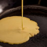 Áp chảo bánh pancake trên lửa nhỏ đến khi vàng đều hai mặt.