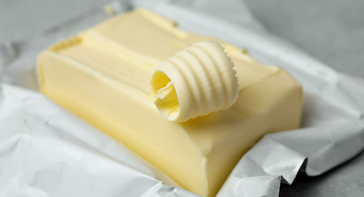 httpsdungculambanh.com .vnsu dung bo lat hay bo man trong lam banh Sử dụng bơ lạt hay bơ mặn trong làm bánh? Cách phân biệt và ứng dụng cho người mới