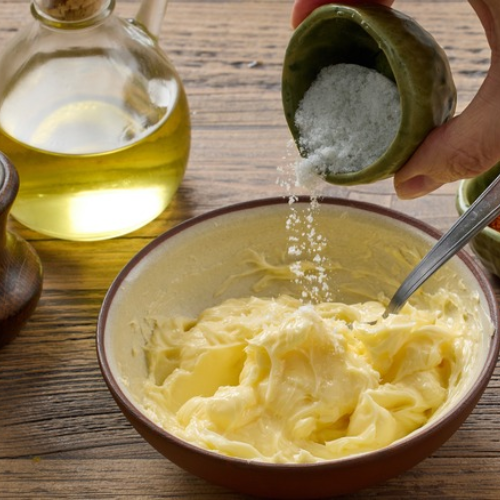 Sử dụng bơ lạt hay bơ mặn trong làm bánh? Cách phân biệt và ứng dụng cho người mới